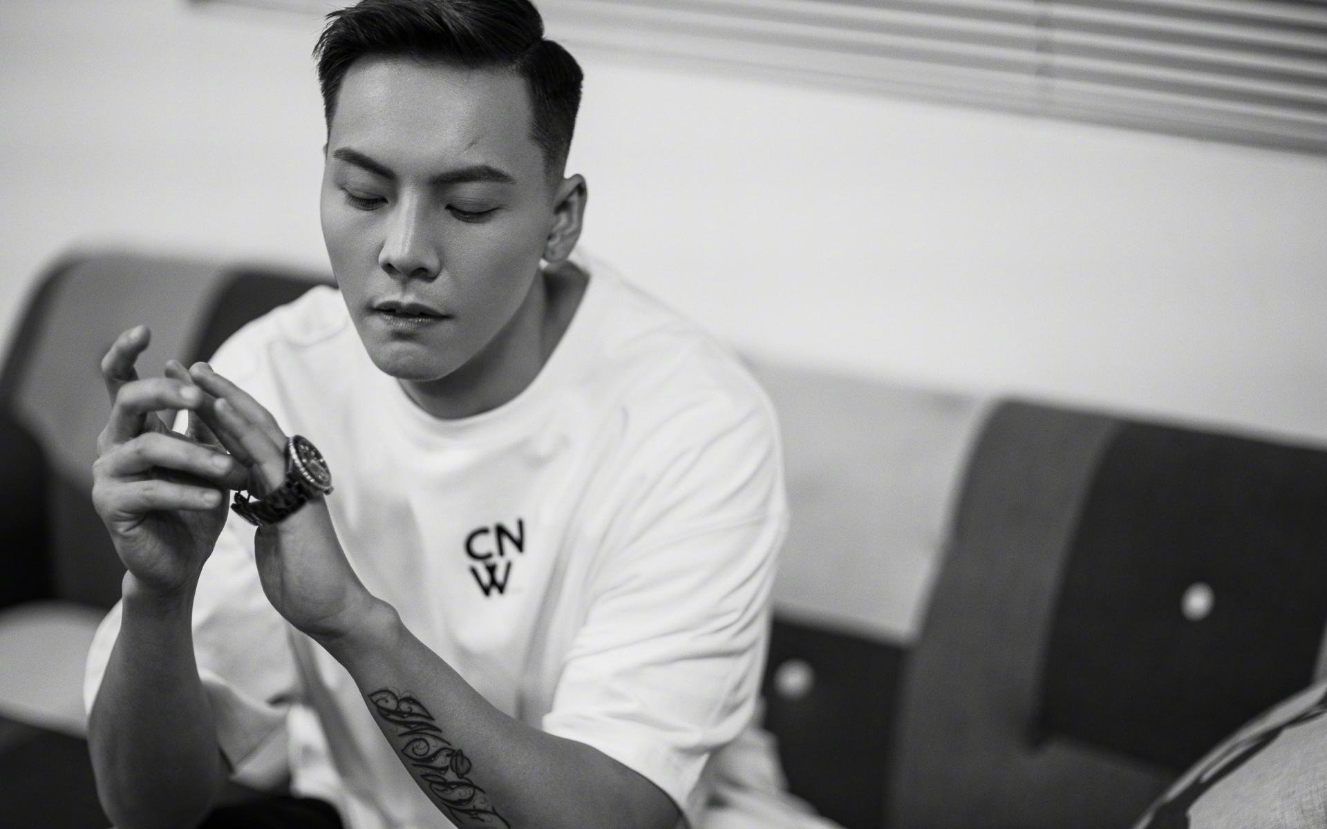 “举重赛事：高新体育中心赛场见证选手不屈的意志与爆发力”