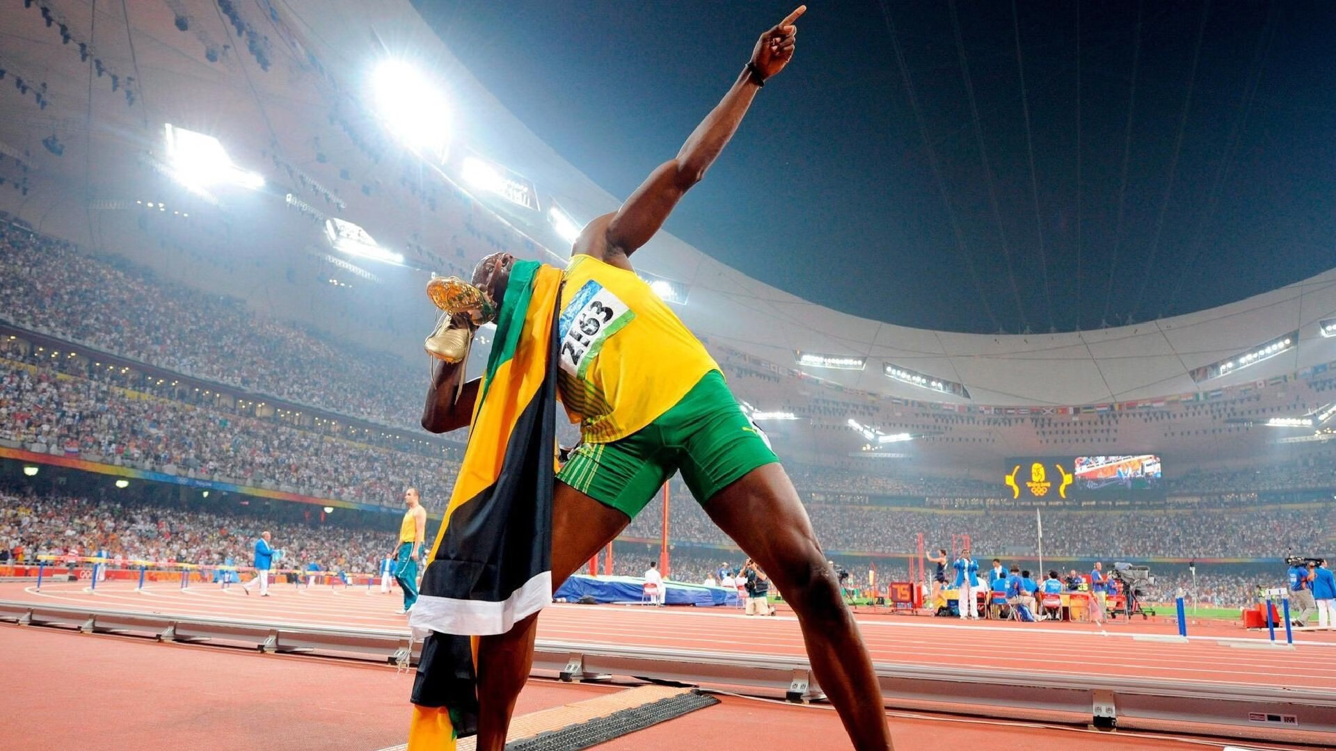 特色足球文化灯光景观在城市夜景中成为独特风景线，足球灯光球场